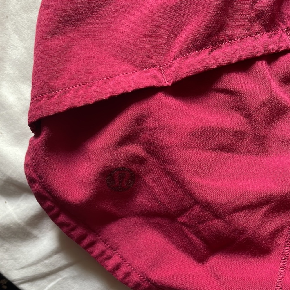 Lululemon Two-Tone Speed Up Shorts - Picture 4 of 4